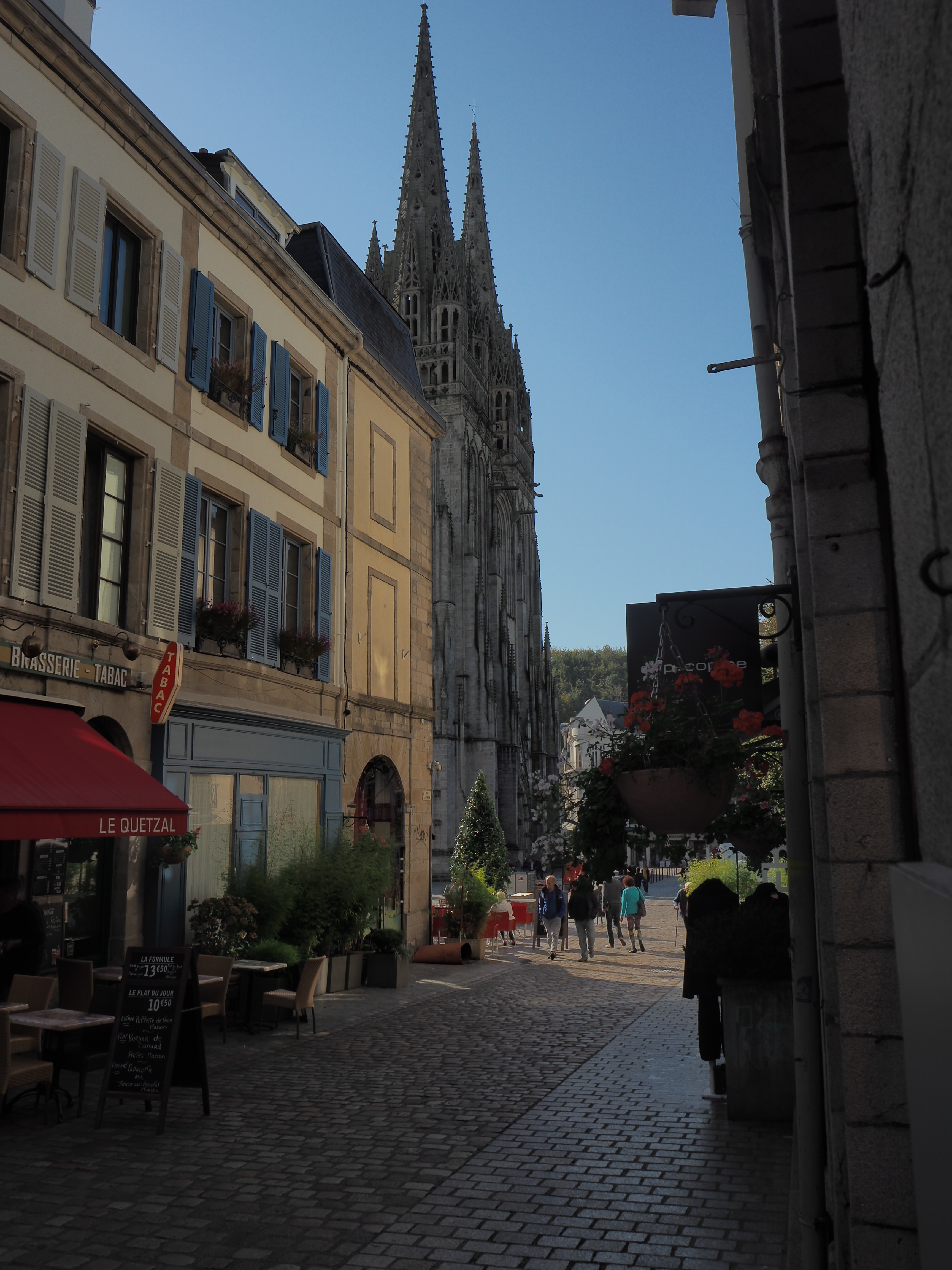 Quimper – Guerillaknitting und die Kirche mit dem Knick